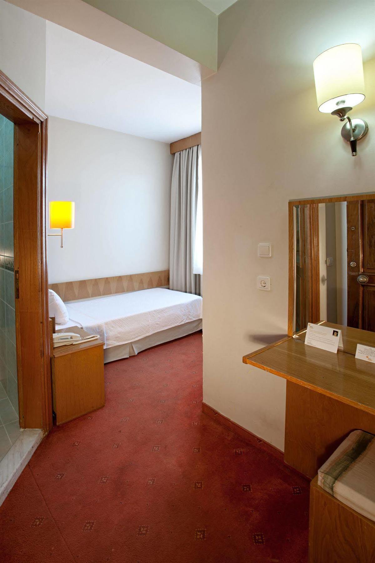Ilkay Hotel Стамбул Экстерьер фото