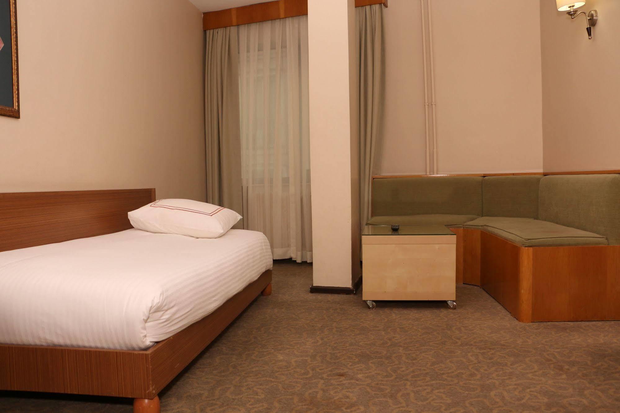 Ilkay Hotel Стамбул Экстерьер фото